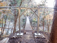 地権者の通路吊橋。塔柱の交換完了。南木曽町